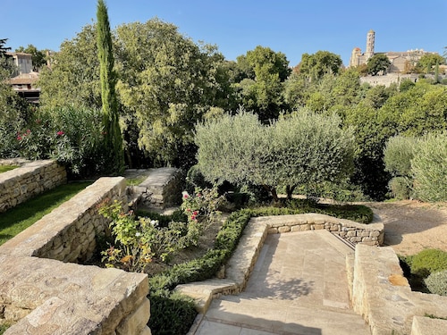Architect-designed house with pool, exceptional view of Uzès, 350m town center