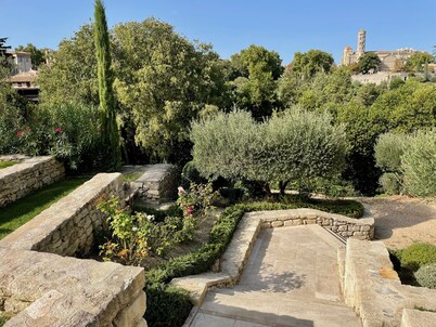 Architect-designed house with pool, exceptional view of Uzès, 350m town center