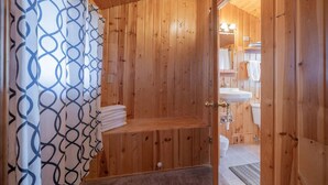 Bathtub, hair dryer, towels - Ashton Historic Log Cabin 9 (Ashton)