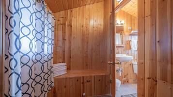 Baignoire, séchoir à cheveux, serviettes fournies