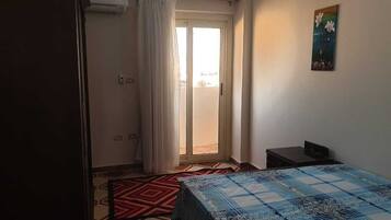 Deluxe Apartment | 2 bedrooms, iron/ironing board, WiFi, bed sheets