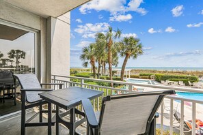Property grounds - 3103 SeaCrest~ Unbeatable Oceanfront Family Vacation Rental (Hilton Head Island)