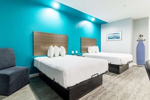 Desk, laptop workspace, blackout curtains, soundproofing - Scottish Inns & Suites Kingwood (Kingwood)