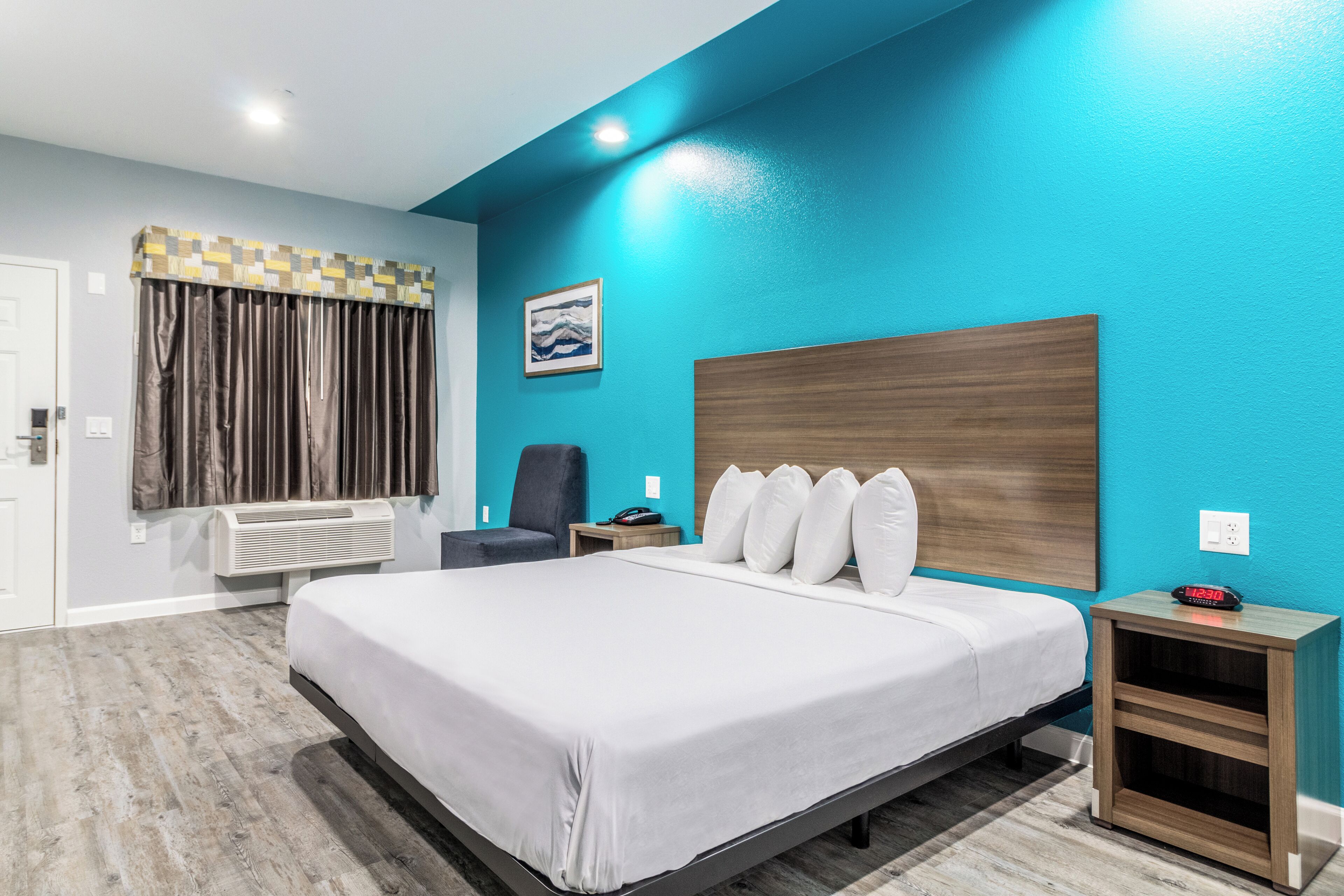 Habitación, 1 cama de matrimonio grande, accesible para personas con discapacidad, no fumadores | Escritorio, espacio para trabajar con un portátil, cortinas opacas