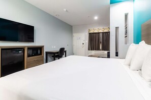 Escritorio, espacio para trabajar con laptop y cortinas blackout 