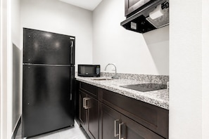Habitación, 2 camas de matrimonio, no fumadores, cocina básica | Cocina privada | Frigorífico grande, microondas y horno