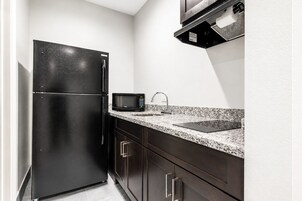 Quarto, 2 camas Queen, para não fumantes, cozinha americana | Cozinha privada | Geladeira grande, micro-ondas, fogão