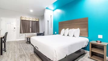 Escritorio, espacio para trabajar con laptop y cortinas blackout