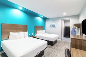 Habitación, 2 camas de matrimonio, no fumadores, cocina básica | Escritorio, espacio para trabajar con un portátil, cortinas opacas