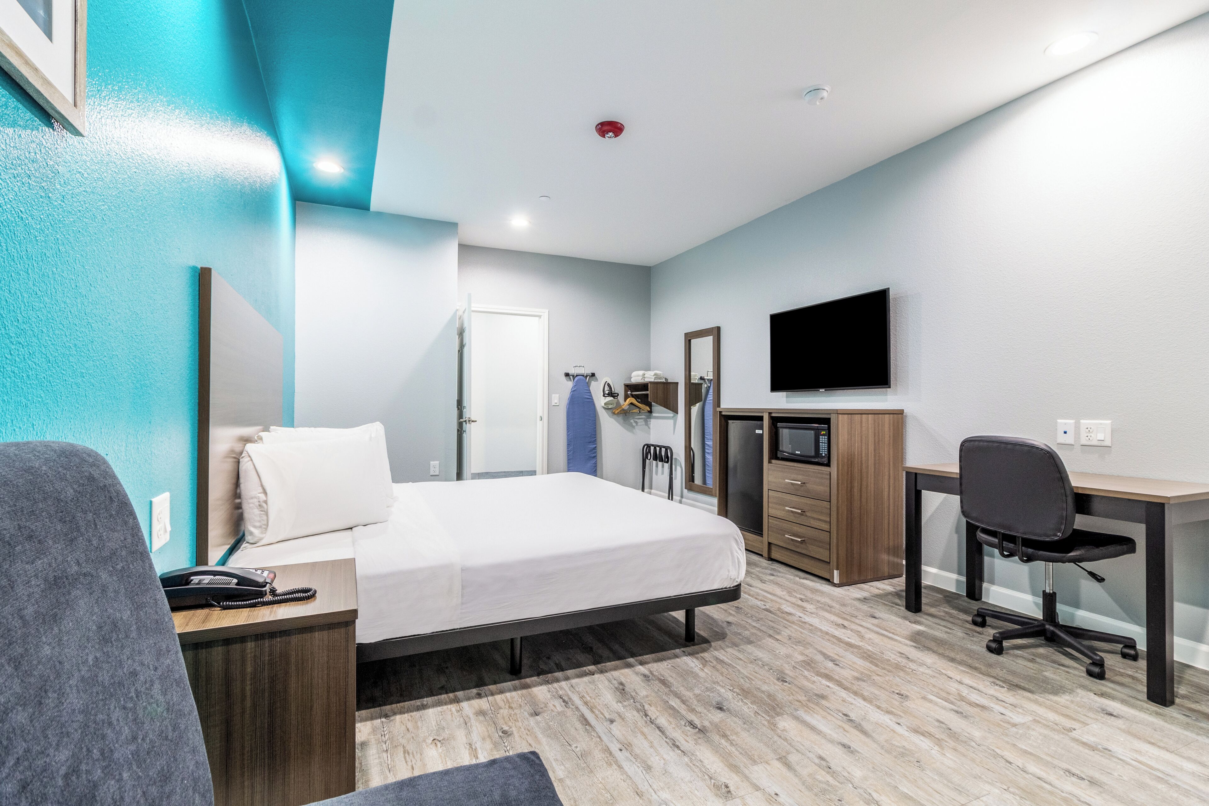 Room, 1 King Bed, Accessible, Non Smoking | Desk, laptop workspace, blackout drapes, soundproofing
