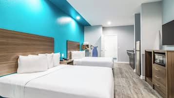 Room, 2 Katil Ratu (Queen), Accessible, Non Smoking (Kitchenette) | Meja, ruang kerja komputer riba, langsir/tirai gelap terus, kalis bunyi