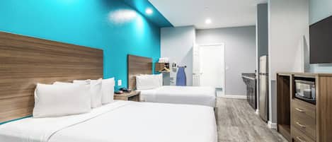 Habitación, 2 camas Queen size, con acceso para personas discapacitadas (Kitchenette) | Escritorio, espacio para trabajar con laptop y cortinas blackout
