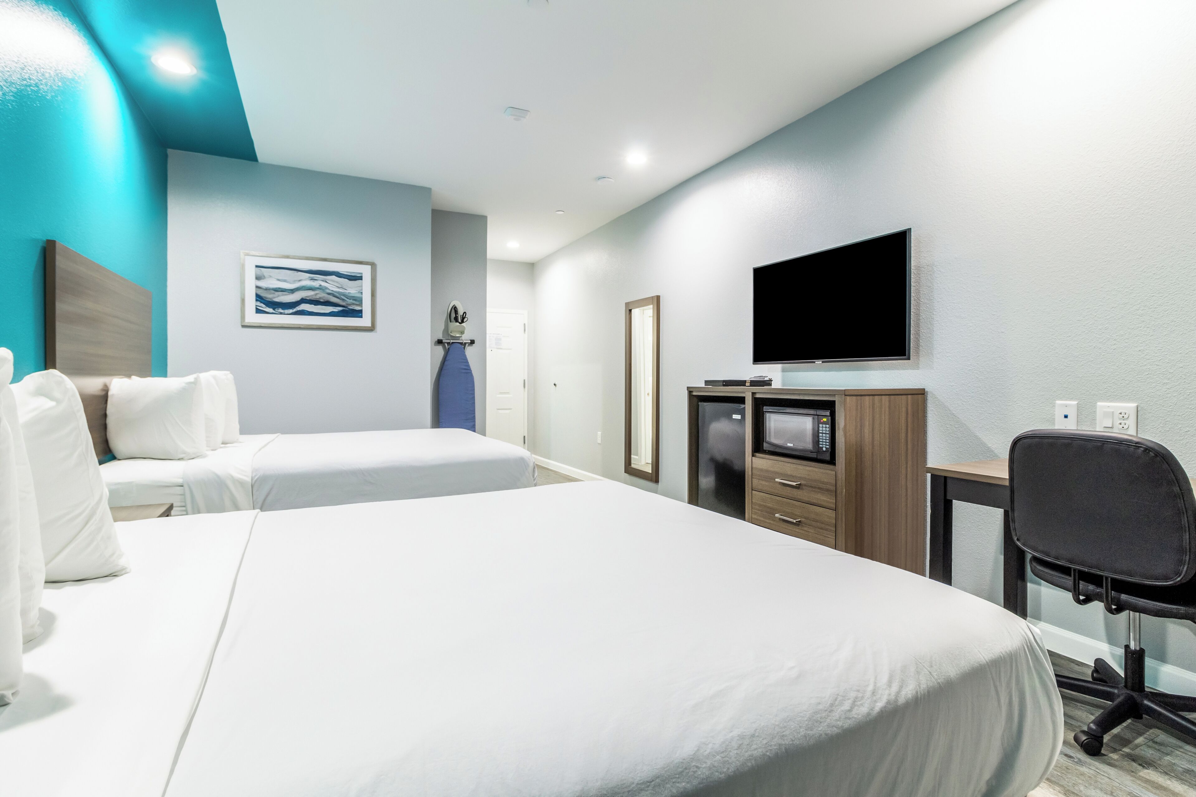 Habitación, 2 camas de matrimonio, no fumadores | Escritorio, espacio para trabajar con un portátil, cortinas opacas