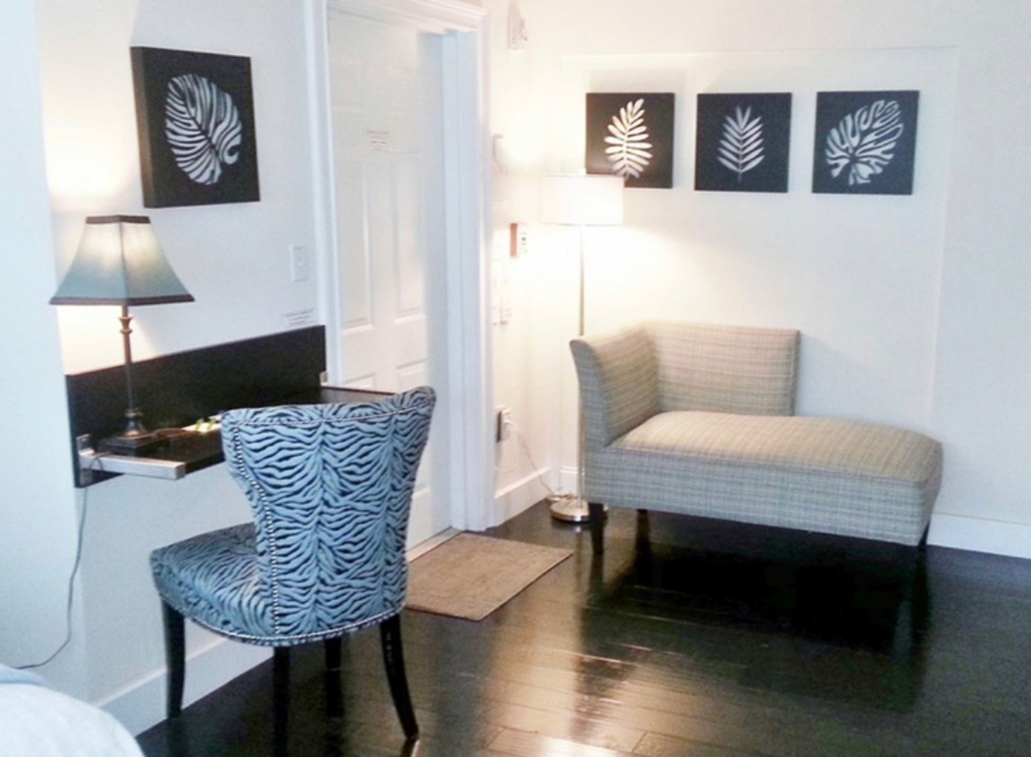 Queen Suite Ensuite with Pool View at Island Sands Inn