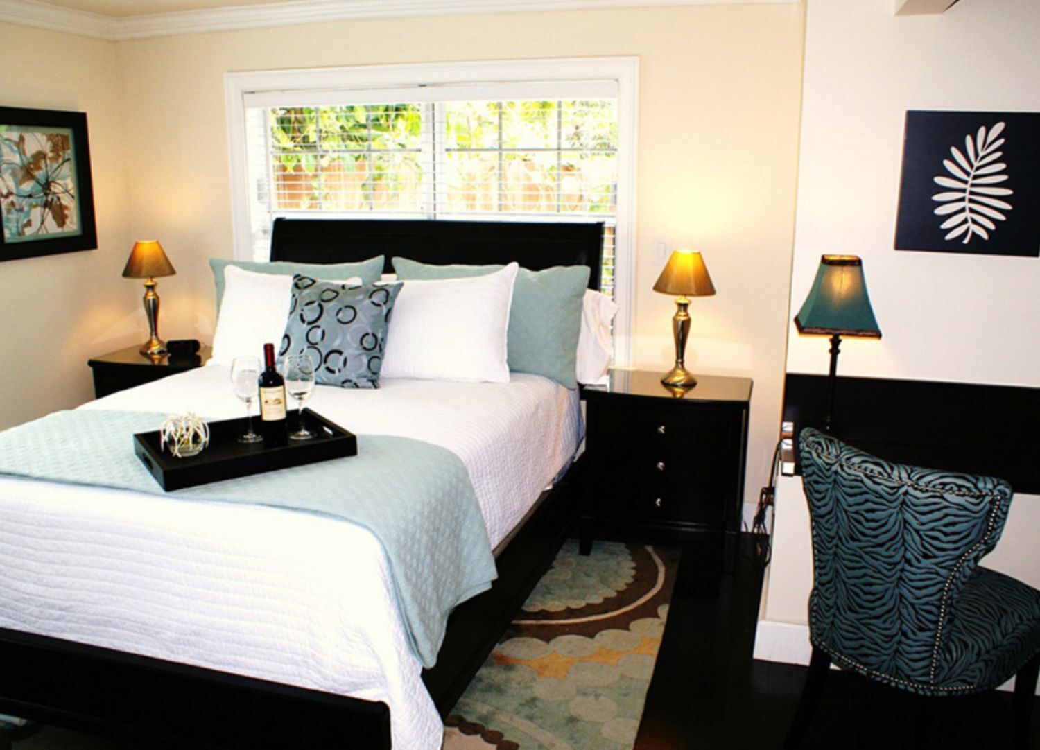 Queen Suite Ensuite with Pool View at Island Sands Inn