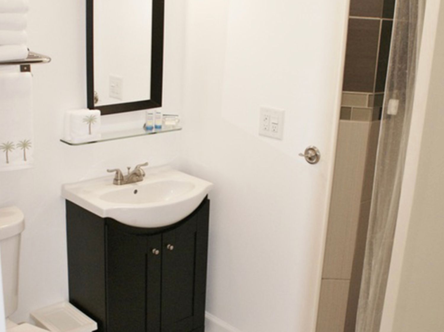 Queen Suite Ensuite with Pool View at Island Sands Inn