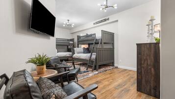 4 bedrooms, iron/ironing board, WiFi, bed sheets