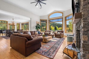 Smart TV, fireplace, DVD player, table football