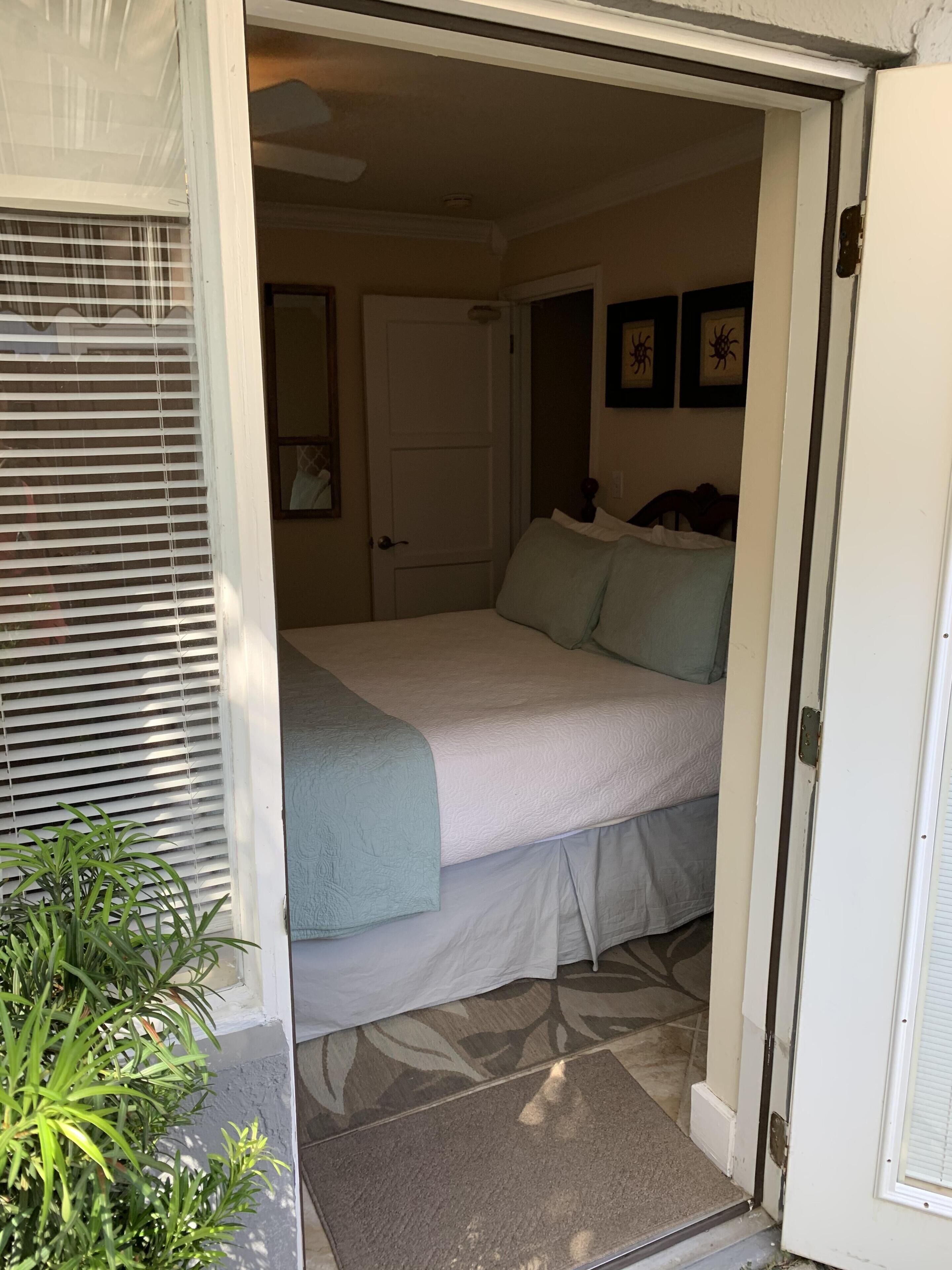 Hostel Room - Community Shared Bathroom