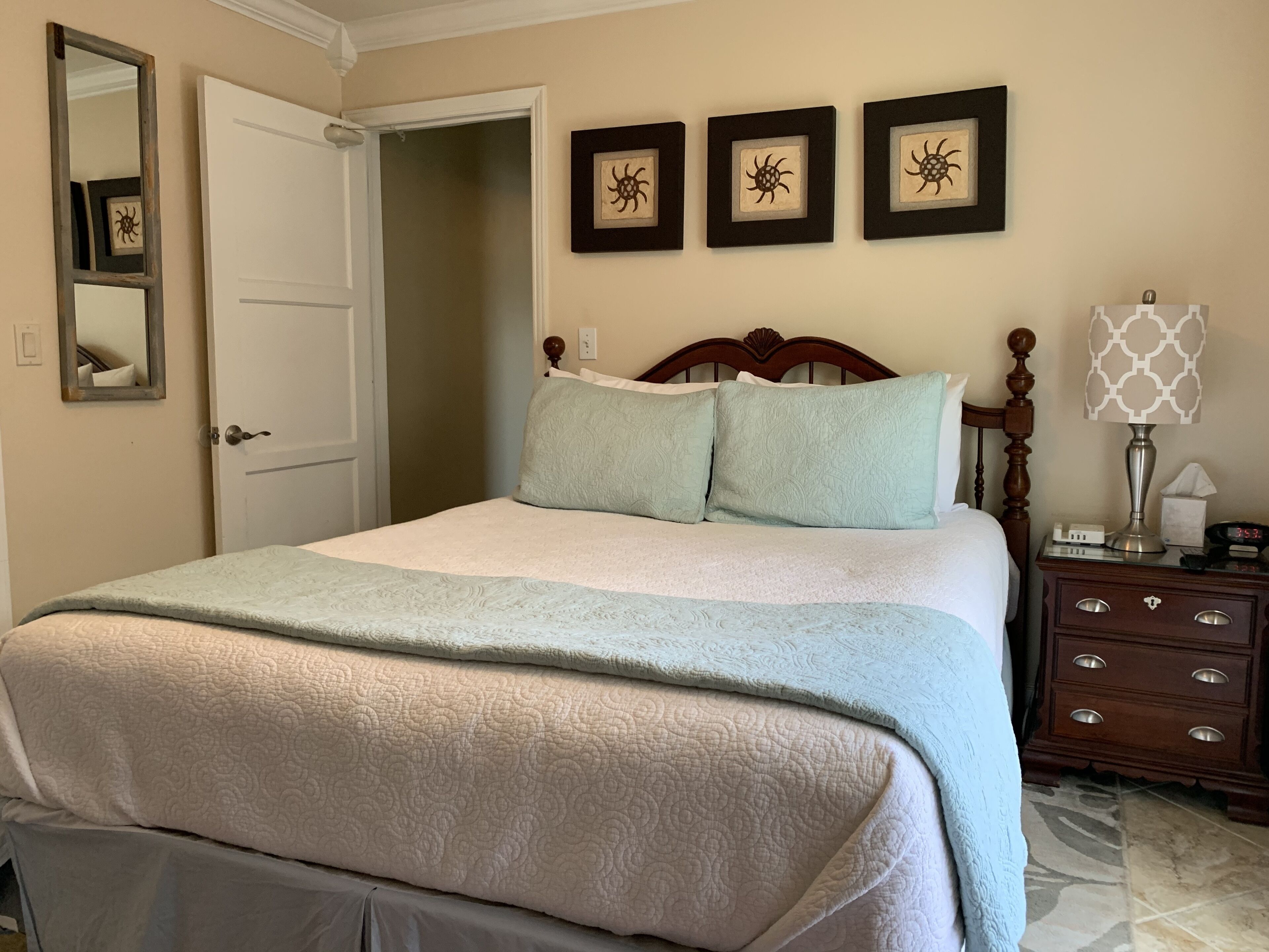 Hostel Room - Community Shared Bathroom