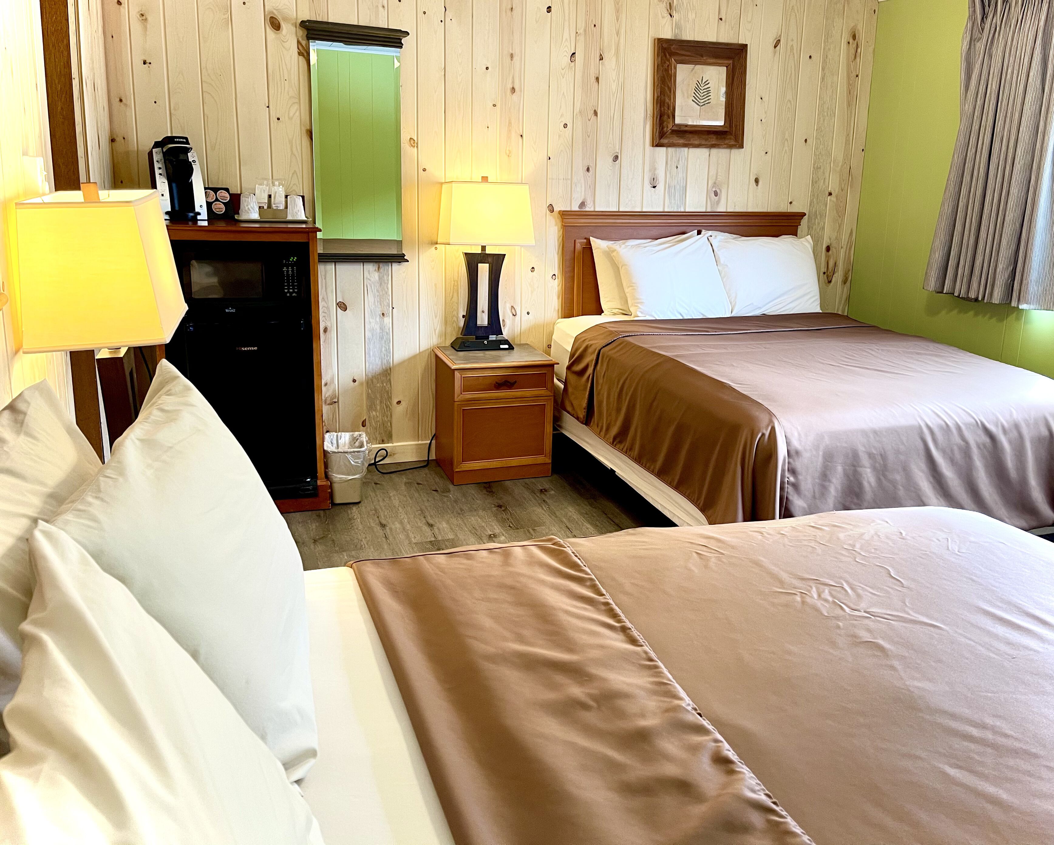 Two Queen Beds Non Smoking at Four Seasons Lodge