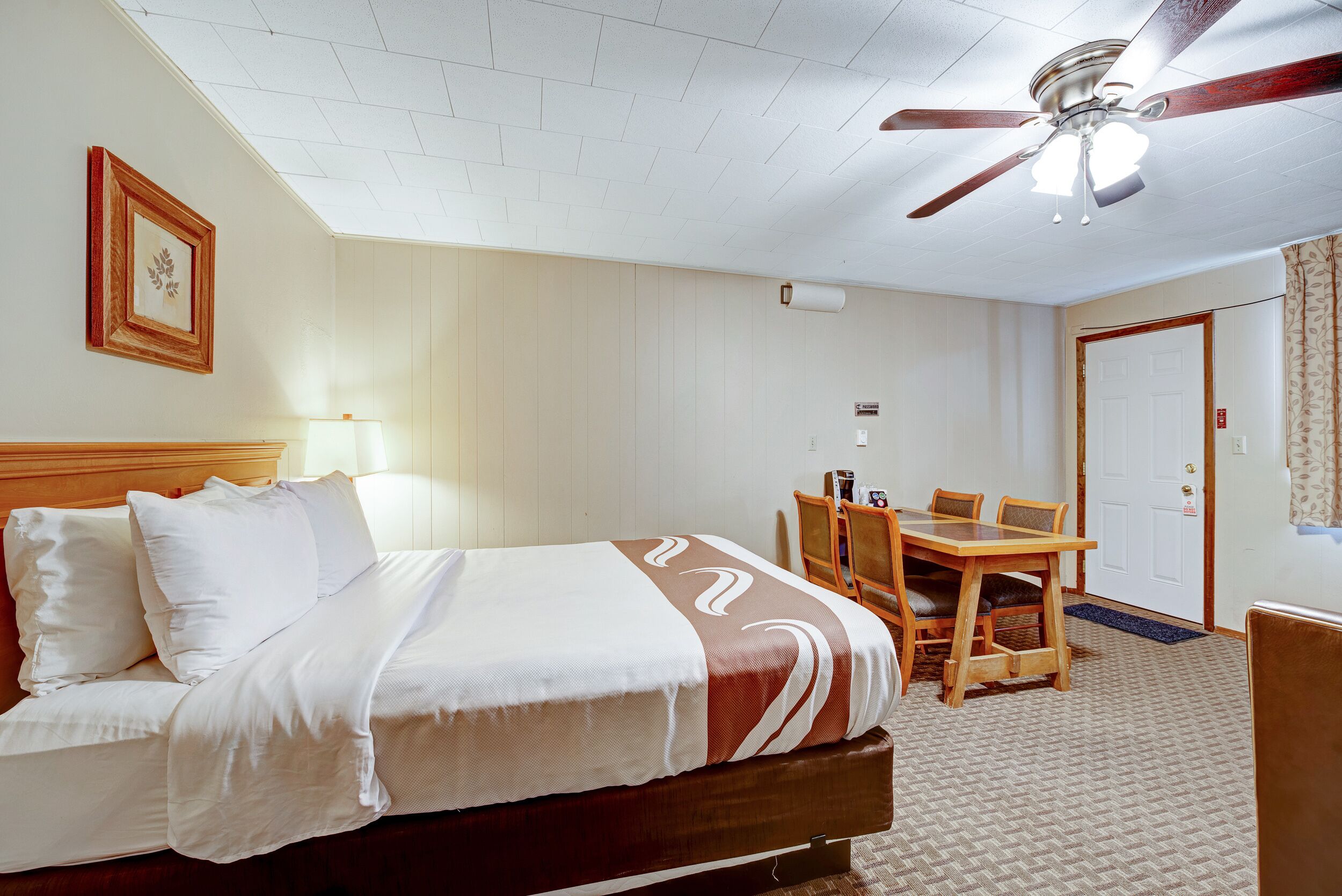 3 Queen Bed Suite Non Smoking at Four Season Lodge