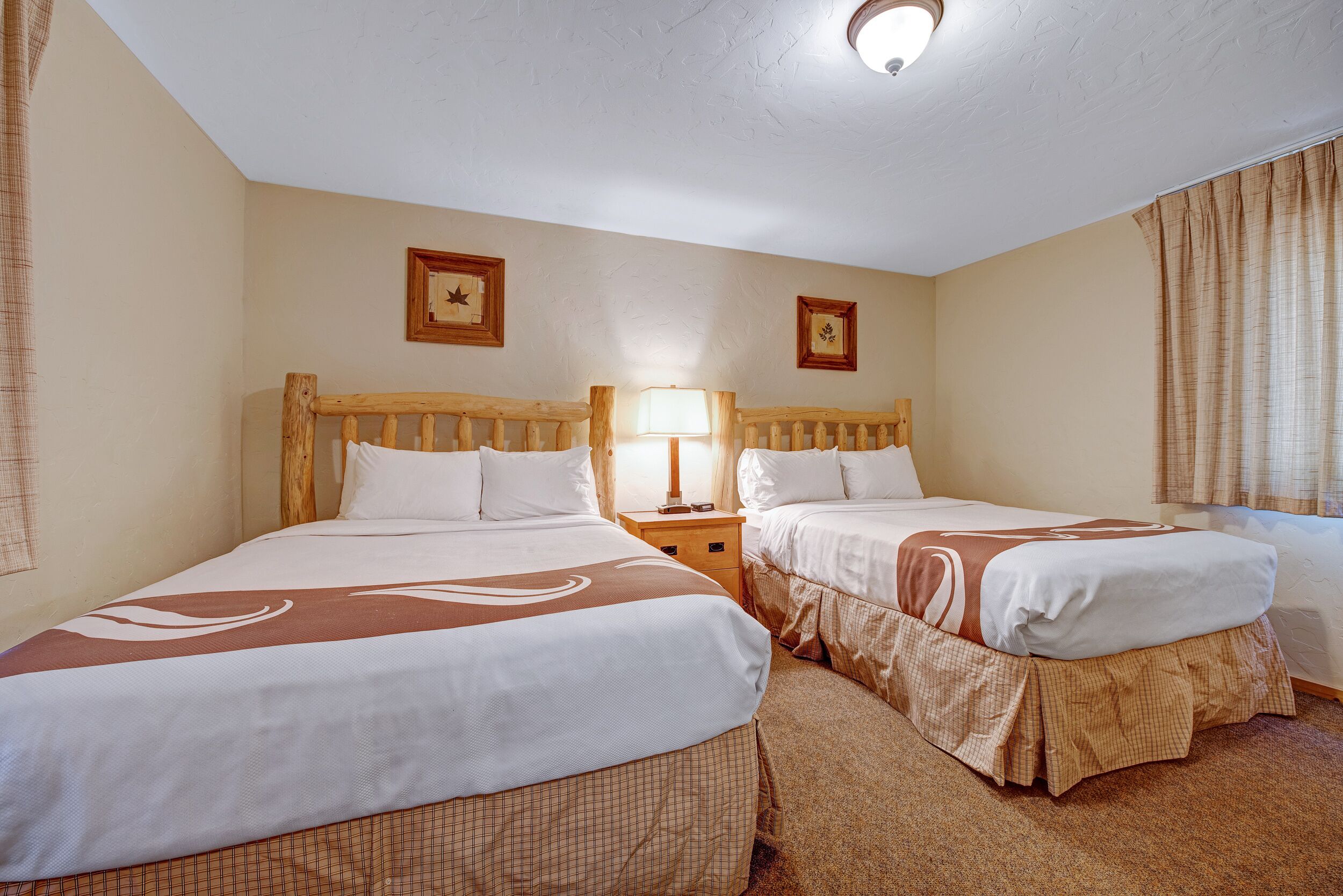 Cabin with Full Kitchen at Four Seasons Lodge