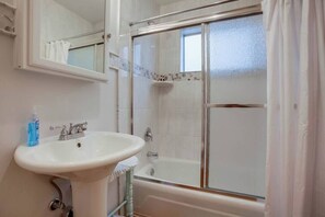 Badewanne, Haartrockner, Handtücher