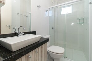 Ein Badezimmer mit Waschbecken, Toilette und einer Duschkabine.