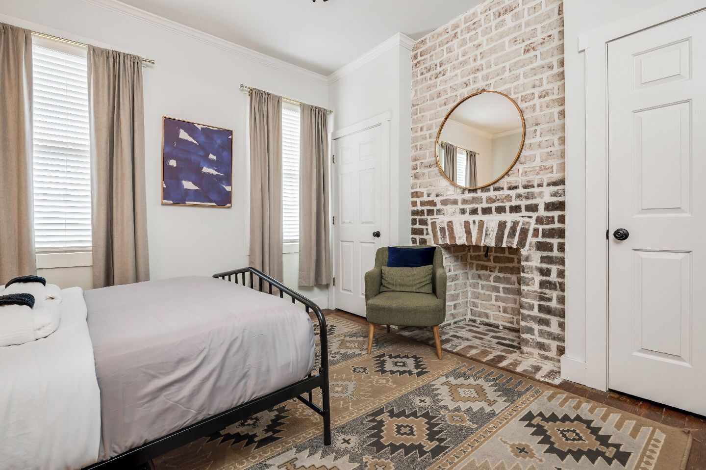 Cute Cottage~5★Historic Location~♛Queen Beds~Deck