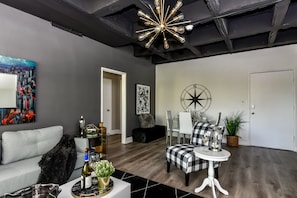 Premium-Apartment | Essbereich im Zimmer