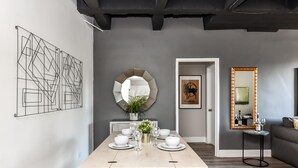 Apartamento superluxo | Opções para refeição no quarto