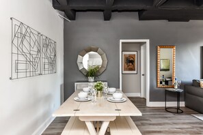 Luxury Apartment | Makan dalam bilik