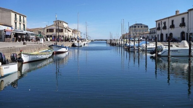 A marina with boats docked along the water, buildings on the shore, and a clear sky. - Sunny apartment overlooking Etang de Thau (5 km from the sea) (marseillan)