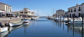 Sunny apartment overlooking Etang de Thau (5 km from the sea)