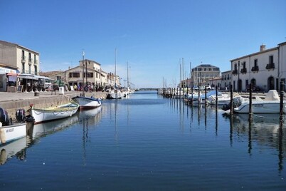 Sunny apartment overlooking Etang de Thau (5 km from the sea)