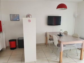 Dining - Sunny apartment overlooking Etang de Thau (5 km from the sea) (marseillan)