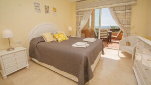 3 slaapkamers, een strijkplank/strijkijzer, gratis wifi, beddengoed