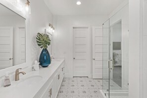 Suihkun ja ammeen yhdistelmä, hiustenkuivaaja, pyyhkeet, saippua