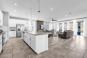 冷蔵庫、電子レンジ、オーブン、コンロ