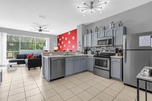 冷蔵庫、電子レンジ、オーブン、コンロ