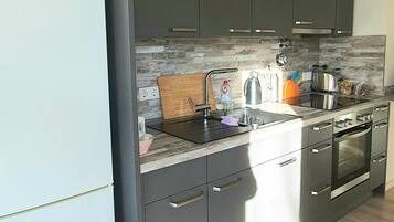 Kühlschrank, Mikrowelle, Ofen, Herdplatte