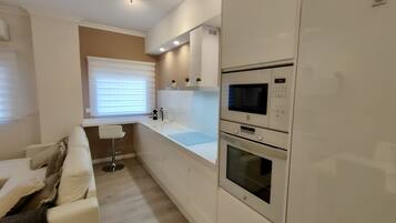 Frigorífico, microondas, horno y placa de cocina