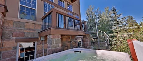 Outdoor spa tub