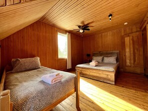 6 bedrooms, desk, WiFi, bed sheets