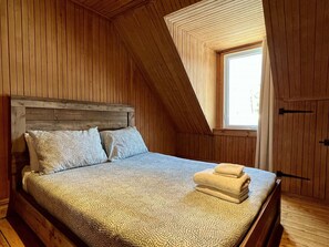 6 bedrooms, desk, WiFi, bed sheets