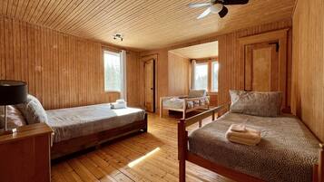 6 makuuhuonetta, työpöytä, Wi-Fi, vuodevaatteet