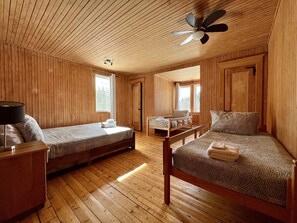 6 bedrooms, desk, WiFi, bed sheets