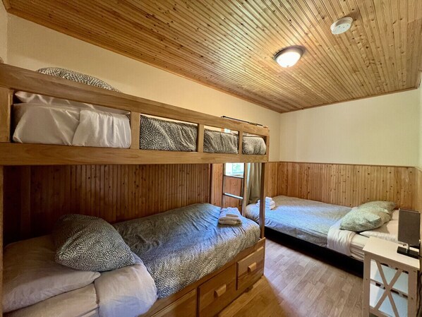 4 bedrooms, free WiFi, bed sheets