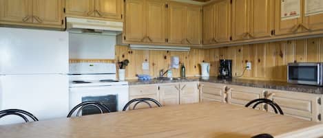 Frigorífic, microones, forn i placa de cuina